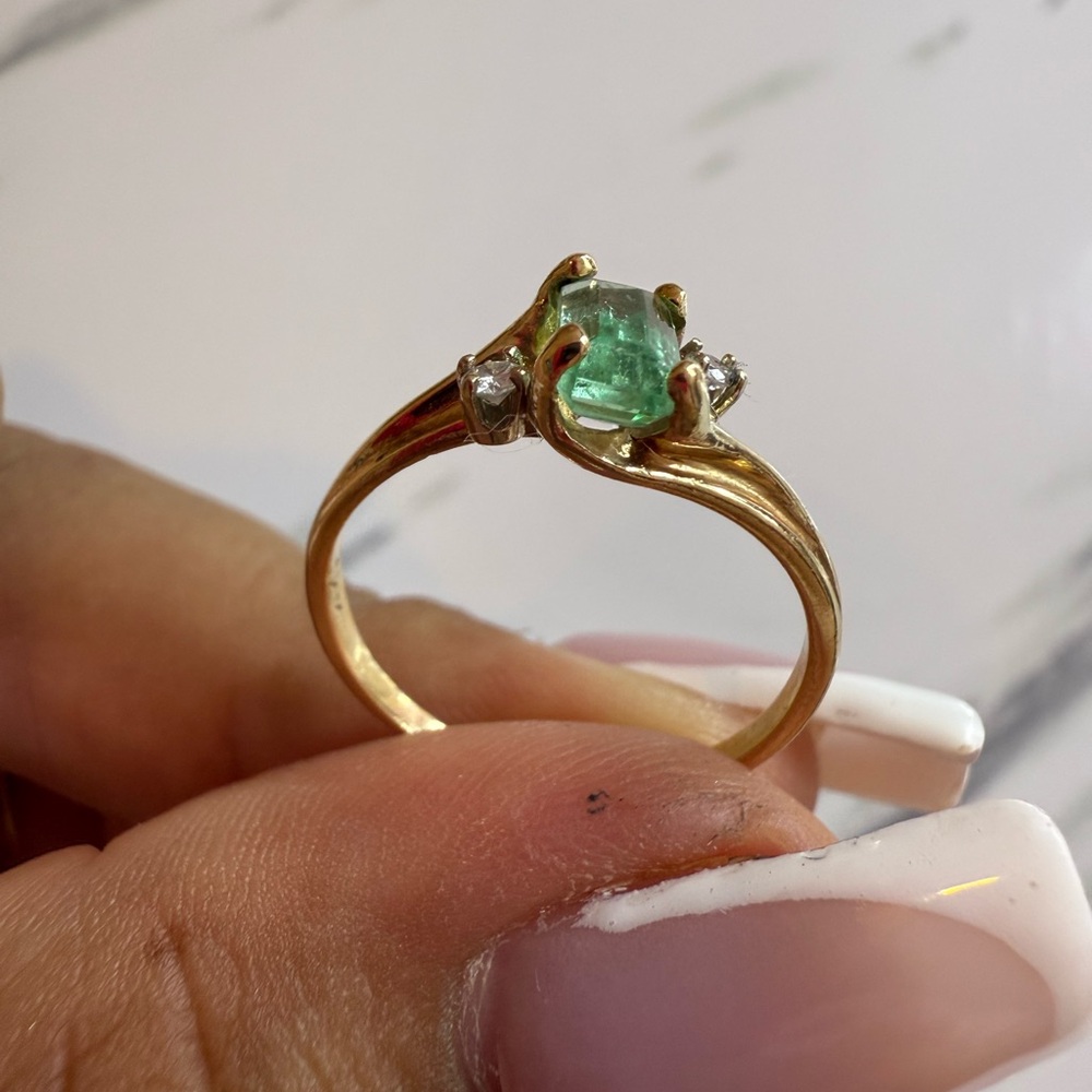 14k Solid Diamond And Emerald Ring - image 2